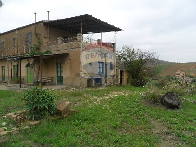 Foto Rustico in Contrada Xirbi, Caltanissetta di 193 m² con 8 locali