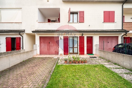 Foto Villa a schiera in Via Anna Frank, Luzzara Casoni di 182 m² in vendita