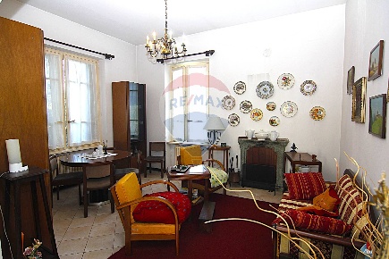 Foto Villa unifamiliare in via mazzini, Sangiano di 258 m² con 8 locali