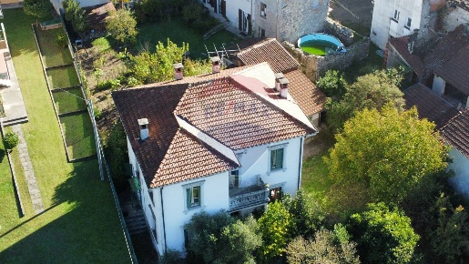 Foto Villa unifamiliare in via mazzini, Sangiano di 258 m² con 8 locali