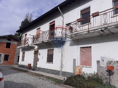 Foto Appartamento in Via  Motte, Brebbia Centro di 220 m² con 9 locali