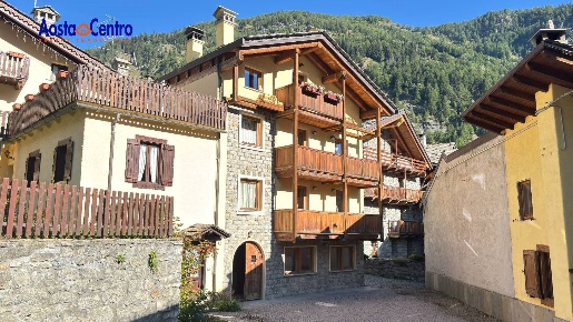Foto Appartamento in Via Colle del Gigante, Courmayeur Centro di 133 m²