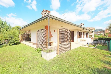 Foto Villa unifamiliare in via ippolito nievo, Mozzo Centro di 480 m²