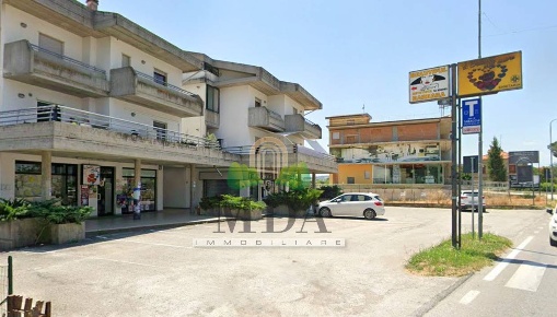 Foto Locale commerciale in viale Gran Sasso, Corropoli di 144 m² in vendita