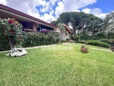 Foto Villa singola in Via G. Sanfilippo, Sant'Agata li Battiati di 480 m²