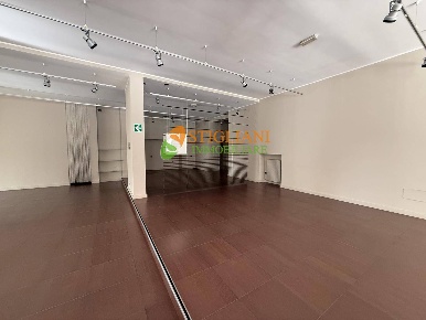 Foto Locale commerciale in Via IV Novembre, Campobasso Via XXIV Maggio, CEP