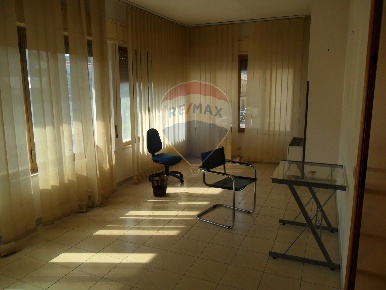 Foto Ufficio in Via Napoleone Colajanni, Caltanissetta Centro di 108 m²