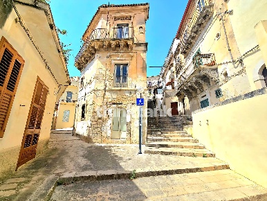 Foto Casa indipendente in Via Scale, Ragusa Ibla di 210 m² con 12 locali