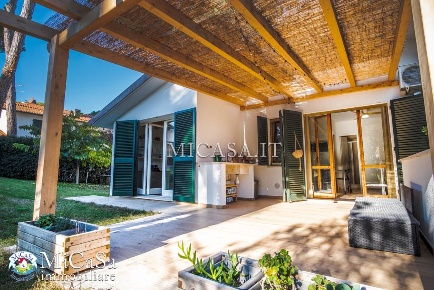 Foto Villa bifamiliare in Via Delle Abetelle, Pisa Tirrenia di 100 m²