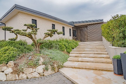 Foto Villa singola a Fermo di 300 m² con 10 locali in vendita