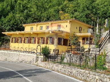 Foto Locale commerciale in via Dante  Alighieri, Pacentro di 342 m²