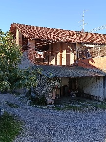 Foto Rustico in Via Giuseppe Mazzini, Giussano Centro di 70 m² con 3 locali