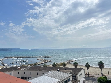 Foto Attico in via Giacomelli, Follonica Centro di 90 m² con 5 locali