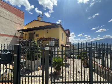 Foto Villa unifamiliare in Frazione Sparazzano, Teramo di 130 m² in vendita
