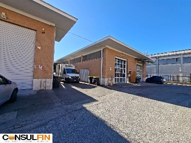 Foto Negozio in VIA E. SCHLIEMANN 20, Roma Anagnina di 390 m² con 4 locali