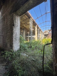 Foto Attività commerciale a Napoli Zona Industriale - Marina di 3400 m²