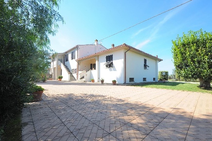 Foto Rustico a Piombino Casalappi di 281 m² con 14 locali in vendita