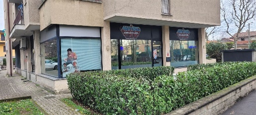 Foto Negozio in VIA GIULIANI 95/97, Saronno di 51 m² con 2 locali