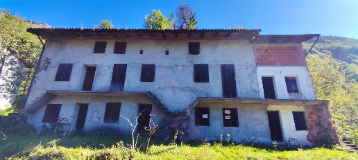 Foto Rustico a Resia Uccea di 250 m² con 8 locali in vendita
