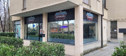 Foto Negozio in Via Giuliani  95/97, Saronno di 51 m² con 2 locali