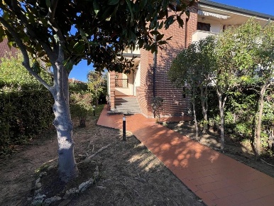 Foto Villa bifamiliare a Cecina Cecina Centro di 147 m² con 5 locali