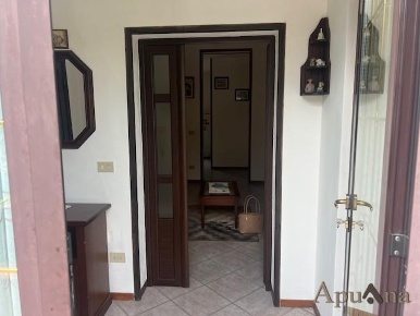 Foto Case semi ndipendenti a Massa Zona Industriale di 140 m² con 9 locali