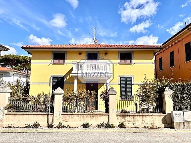 Foto Villa unifamiliare a Pietrasanta di 294 m² con 11 locali in vendita