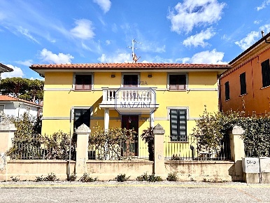 Foto Villa unifamiliare a Pietrasanta di 294 m² con 11 locali in vendita