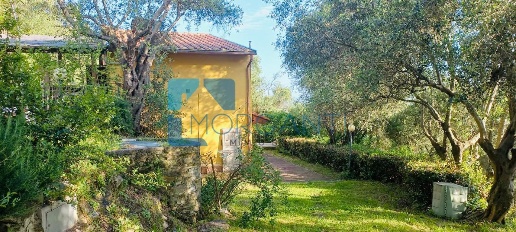 Foto Villa unifamiliare a Camaiore Capezzano Pianore di 125 m² con 6 locali