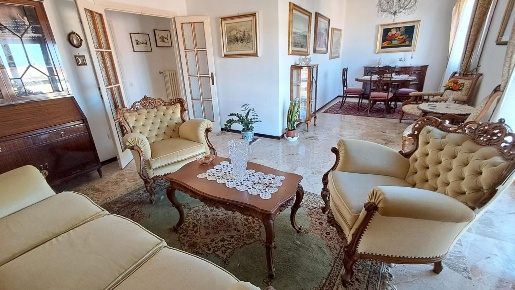 Foto Appartamento a Cecina Cecina Centro di 140 m² con 5 locali in vendita