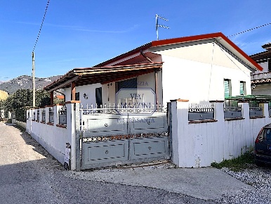Foto Casa indipendente a Seravezza Ripa Pozzi Querceta Ponterosso di 100 m²