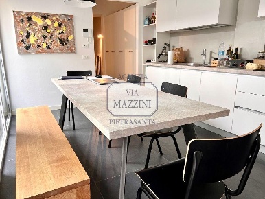 Foto Appartamento a Pietrasanta di 90 m² con 4 locali in vendita