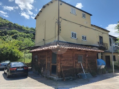 Foto Casa indipendente in Via Gergeri, Cosenza di 155 m² con 5 locali