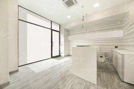 Foto Negozio in Corso Dante Alighieri, Alassio Centro di 100 m² in vendita