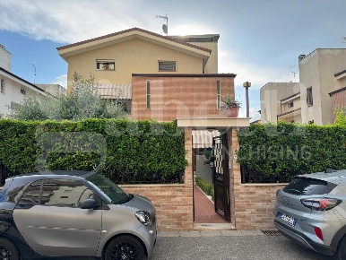 Foto Villa unifamiliare in Via Gandhi 14, Lusciano di 370 m² con 10 locali
