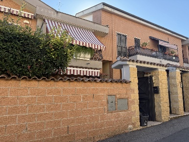 Foto Villa a schiera in Via Federico Confalonieri 50, Marino di 150 m²