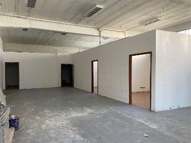 Foto Magazzino in Via Neive 13, Castagnito di 180 m² con 1 locali
