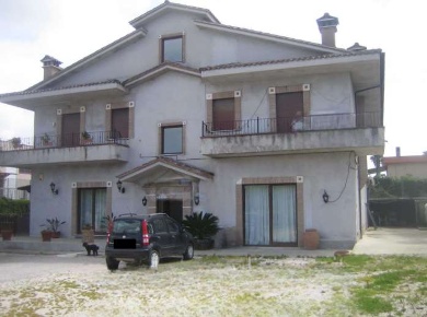 Foto Magazzino in Via Delle Valli, Aprilia Vallelata di 93 m² con 1 locali