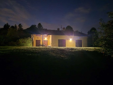 Foto Villa unifamiliare a Montorfano di 400 m² con 10 locali in vendita