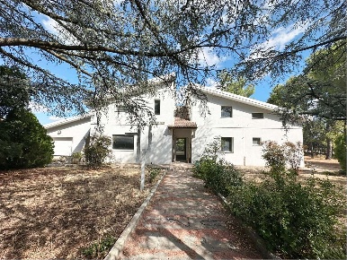 Foto Villa unifamiliare a Corato di 330 m² con 14 locali in vendita