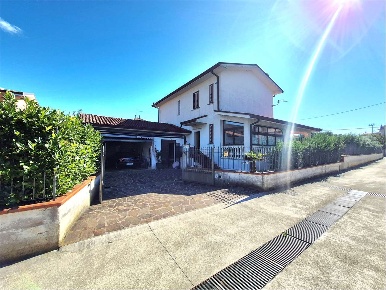 Foto Villa unifamiliare a Sora di 180 m² con 8 locali in vendita