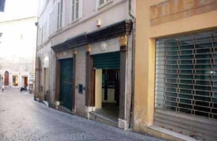 Foto Negozio in Corso Cefalonia, Fermo Centro di 84 m² con 1 locali