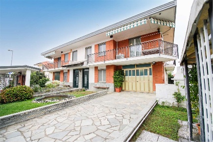 Foto Appartamento in Via Gozzano 8, Volpiano di 214 m² con 6 locali