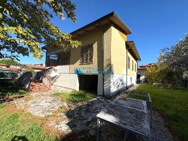 Foto Villa unifamiliare a Massa Bondano - Partaccia di 200 m² con 9 locali