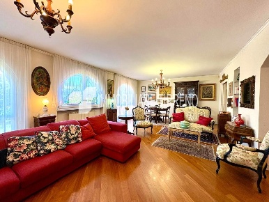 Foto Villa unifamiliare a Massa Marina di Massa Centro di 344 m² in vendita