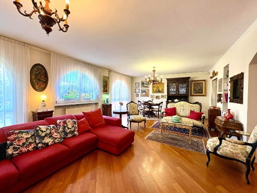 casa indipendente in vendita a Massa in zona Marina di Massa