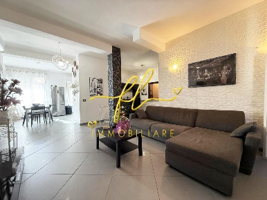 Foto Appartamento a Cecina Cecina Centro di 117 m² con 5 locali in vendita