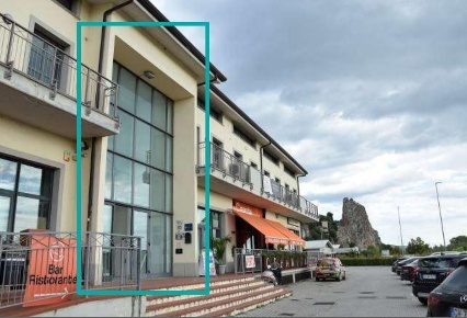 Foto Ufficio a Montignoso Zona Collinare Palatina di 211 m² con 3 locali