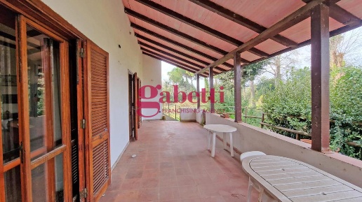 Foto Villa unifamiliare a Pisa Marina di Pisa di 330 m² con 9 locali