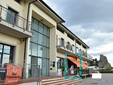 Foto Negozio a Montignoso Zona Collinare Palatina di 130 m² con 3 locali
